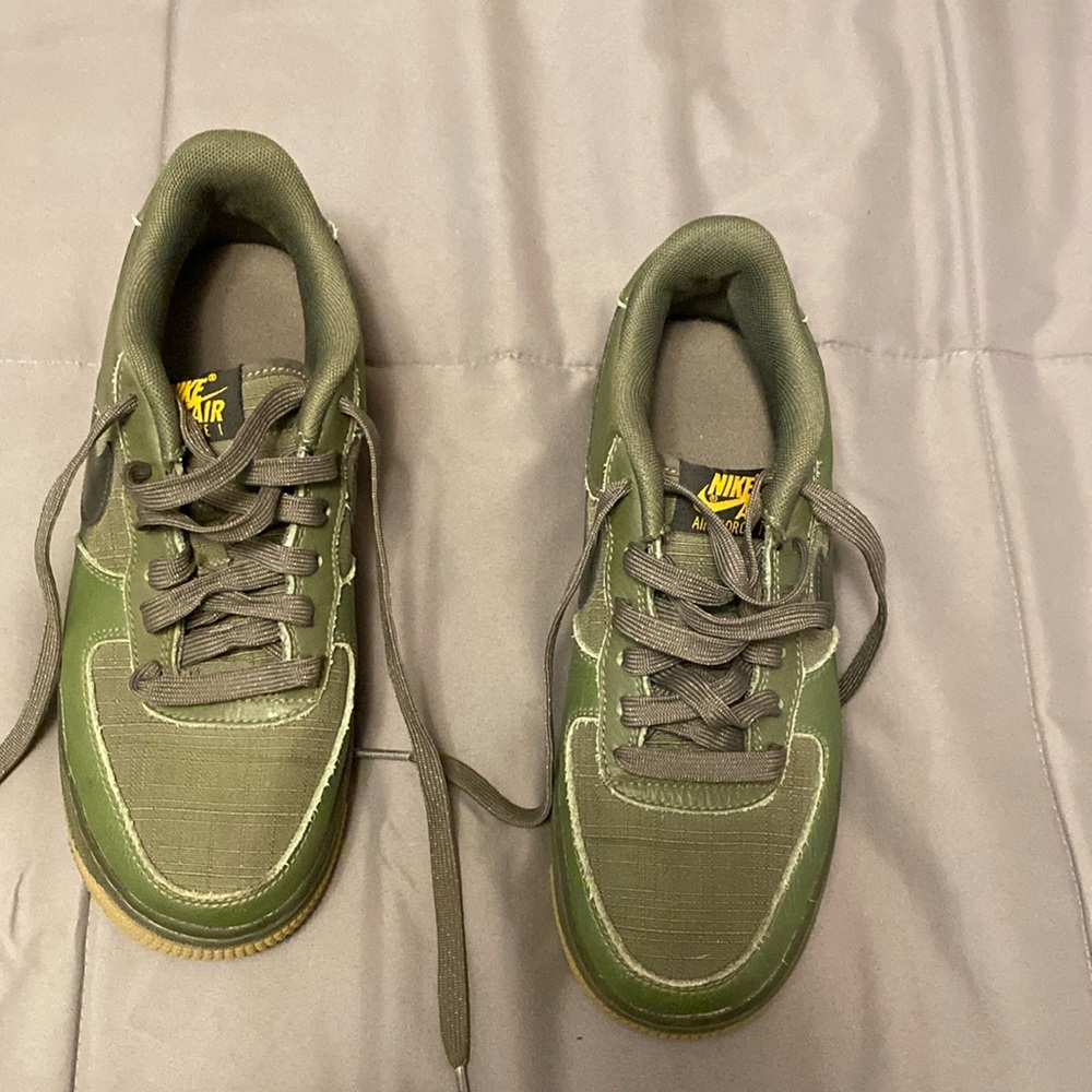 Nike Air Force One LV8 olive green
